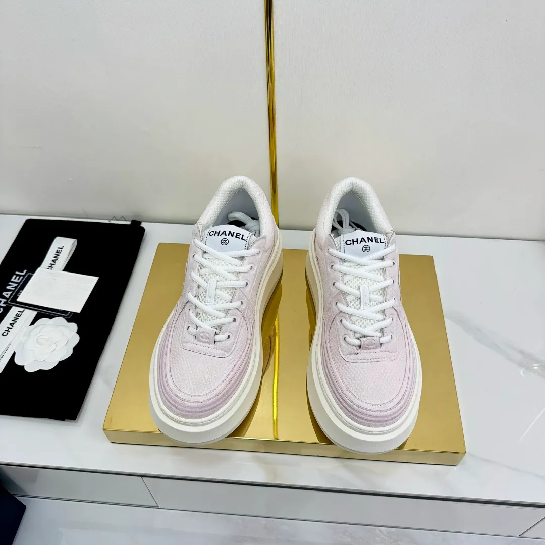 👟👟Ex-factory price 680👟👟 Upgraded version, upgraded version, upgraded version! No rebuttal accepted! ! ! ! Chanel Chanel panda shoes! 2025 counter's top casual sports shoes. This classic design; the upper is electro-embroidered with a variety of techniques; the outsole is fashionable and sporty; the unusual inclusion of a variety of color matching elements... The diversified mix and match is very good-looking and versatile, and can be used for leisure, fashion, sports, and outdoor... ꫛꫀꪝ Go➫ Materials: ❶Upper made of: original imported first-layer silk cowhide + original waterproof cloth + original first-layer cowhide ❷Inner lining: Original Yangli+Net ❸Outsole based on: Original TPU combination outsole Counter boutique packaging complete set for women 35–41 👉 👉 👉 👉 👉 👉 👉